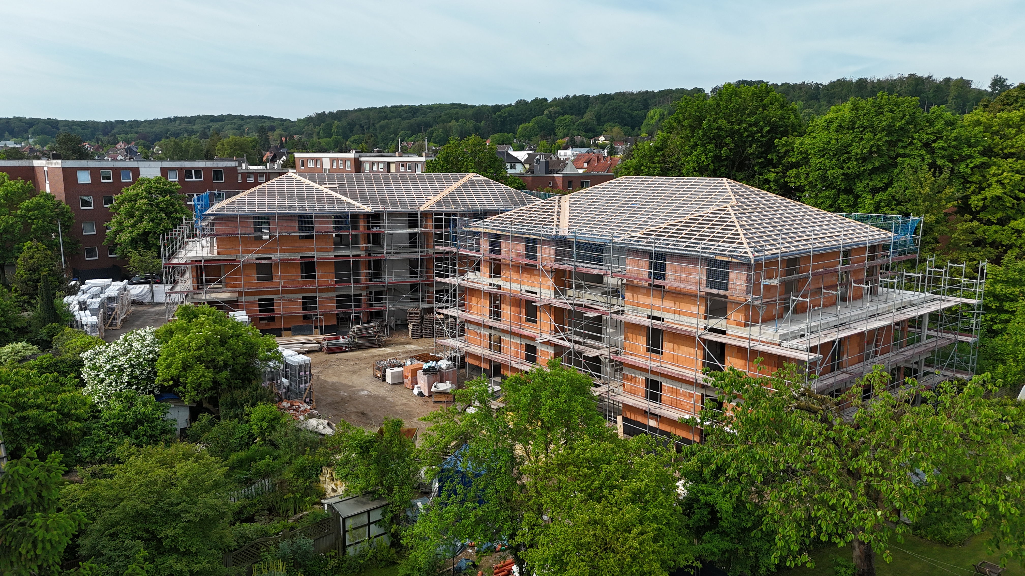G'Living Gehrden Neubau - Vorderhaus und Hinterhaus im Rohbauzustand, barrierefreie Eigentumswohnungen